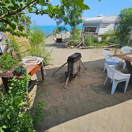 Campeggio Beachfront Caravans *