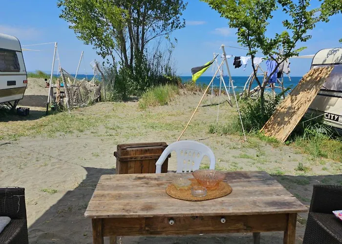 مكان تخييم Beachfront Caravans