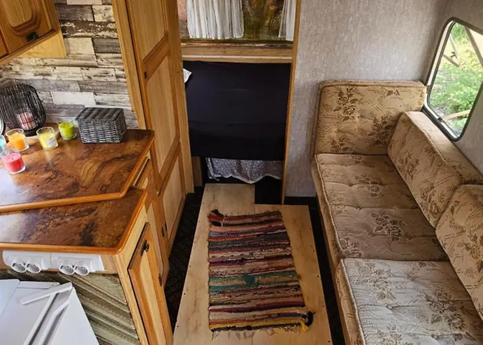 مكان تخييم Beachfront Caravans *